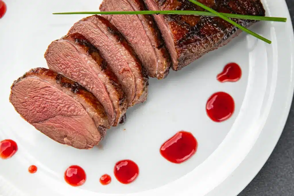 Magret de canard servi dans une assiette