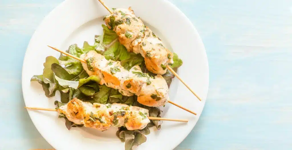 Assiette de brochettes de lotte sans légumes