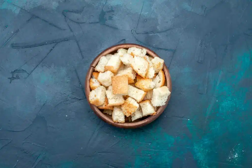 Bol de dés de pain rassis nécessaires à cette préparation