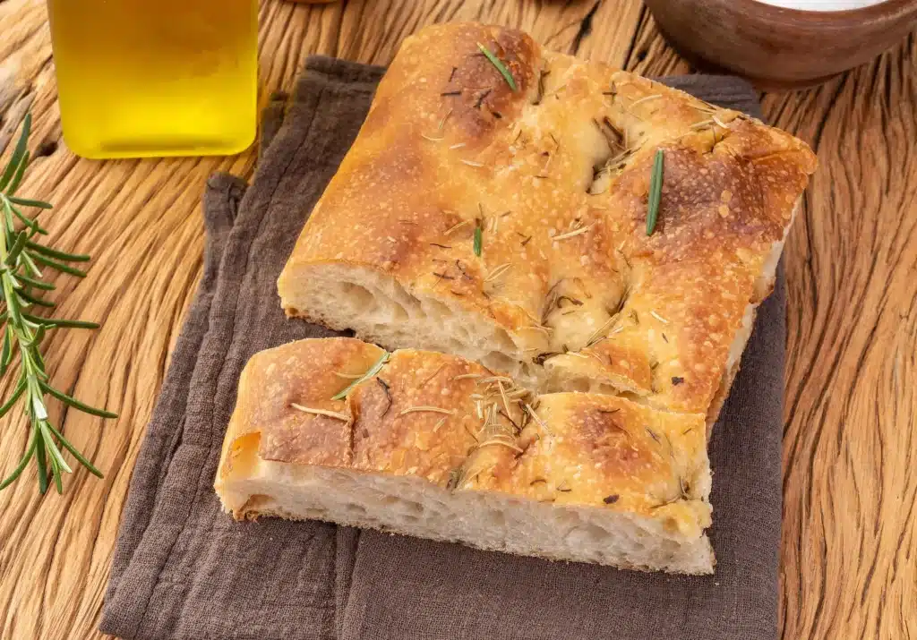 Focaccia sur un plateau