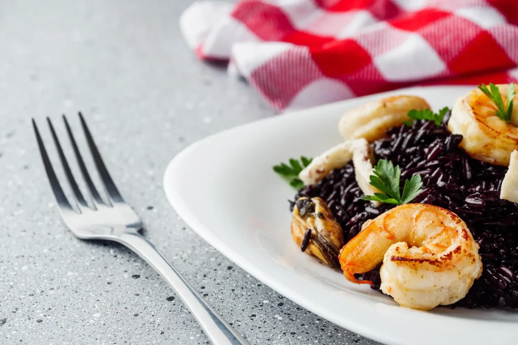 Assiette de paella de riz noir