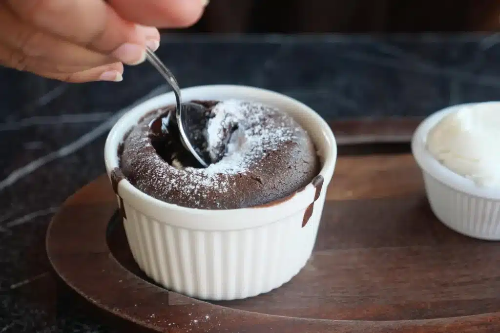 Ramequin de soufflé au chocolat