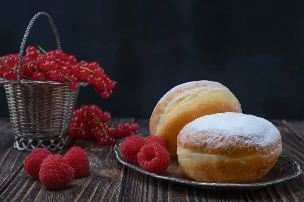 Assiette de beignets à la framboise
