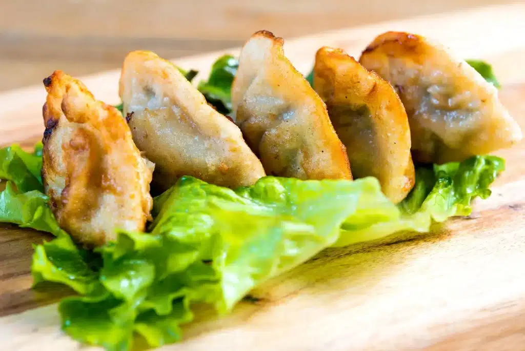 Assiette de raviolis croustillants