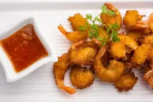 Assiette de crevettes panées