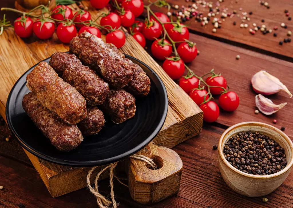 Assiette de kefta de boeuf à la coriandre
