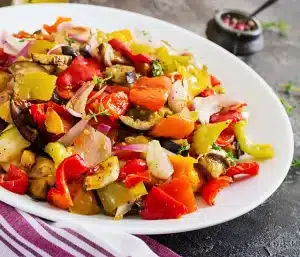 Assiette de salade de légumes rôtis