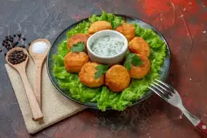 Assiette de boulettes de chèvre frais