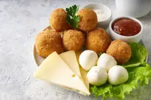 Assiette de boulettes de mac and cheese au cheddar