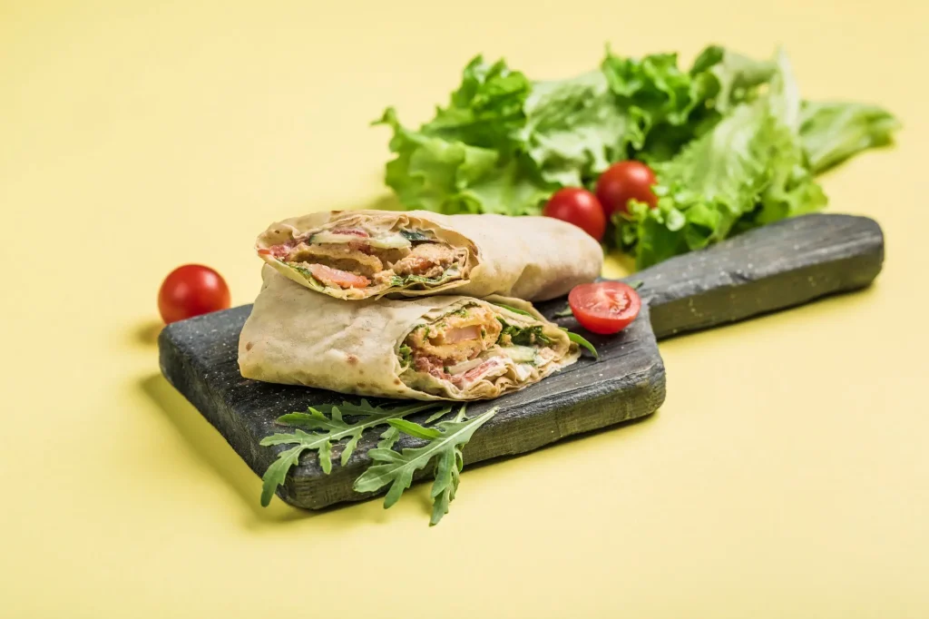 Burritos de poulet servi sur un plateau