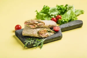Burritos de poulet servi sur un plateau