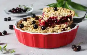 Part de crumble de fruits rouges