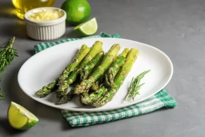 Assiette d'asperges grillées
