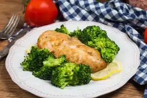 Assiette de pavés de poisson blanc en croûte et brocoli au air fryer