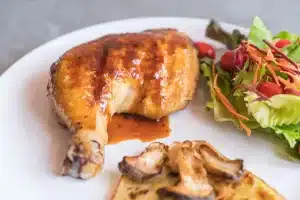 Assiette de poulet au miel