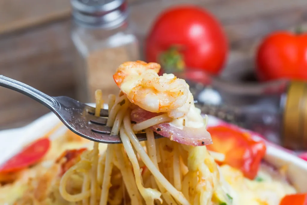 Plat de spaghettis aux légumes et aux crevettes