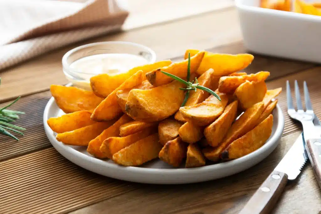 Assiette de wedges de patate douce