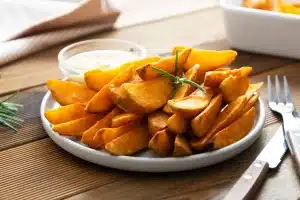 Assiette de wedges de patate douce