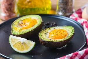 Assiette d'avocat rôti avec un oeuf mollet