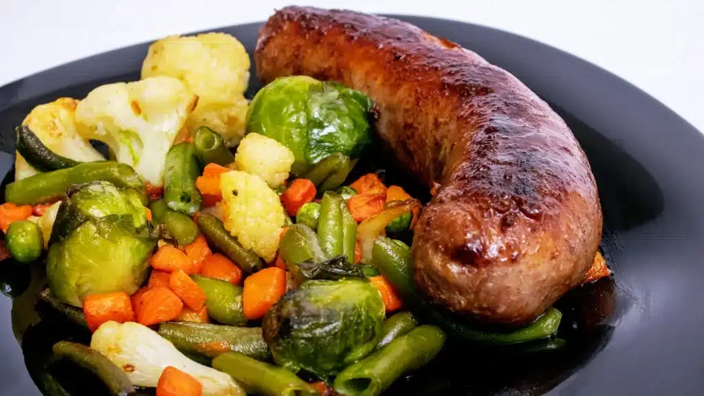 Assiette de poêlée de saucisse aux légumes