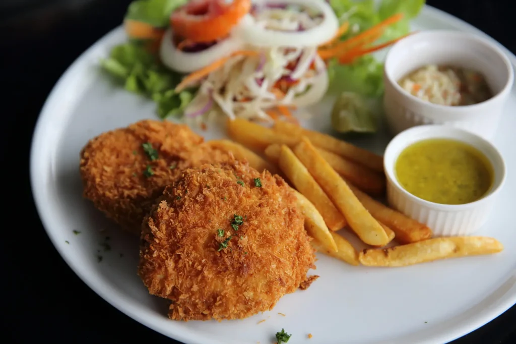 Assiette de poulet à la milanaise servi avec des frites