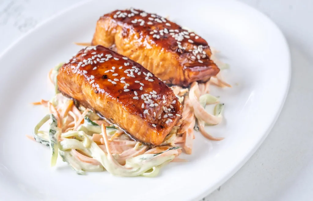 Assiette de saumon laqué teriyaki servi avec une salade de légumes