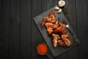 Assiette d'ailes de dinde grillées