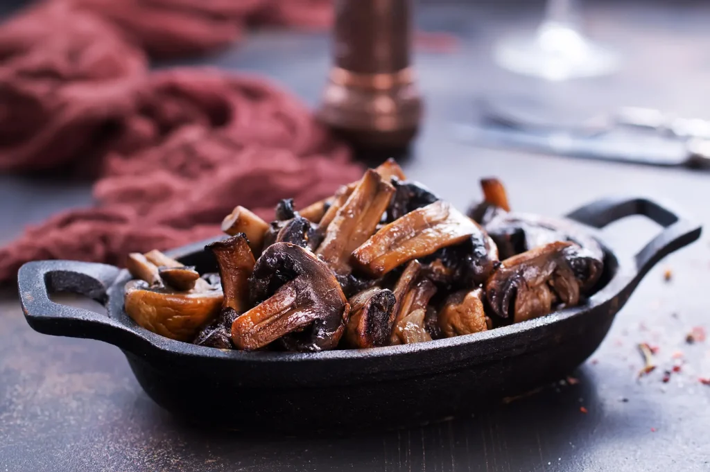 Assiette de champignons rôtis