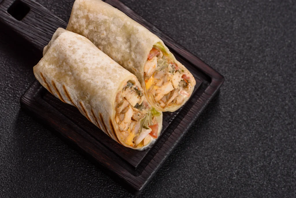 Chawarma au poulet servi dans un plateau