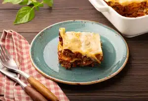 Part de lasagnes à la bolognaise