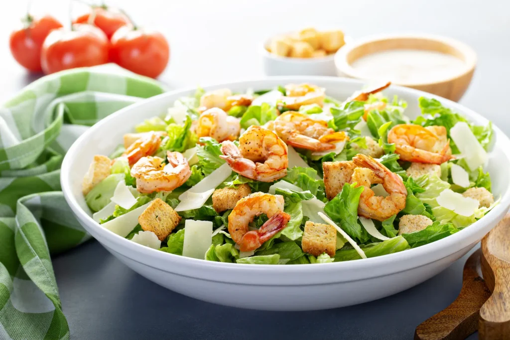 Bol de salade César aux crevettes