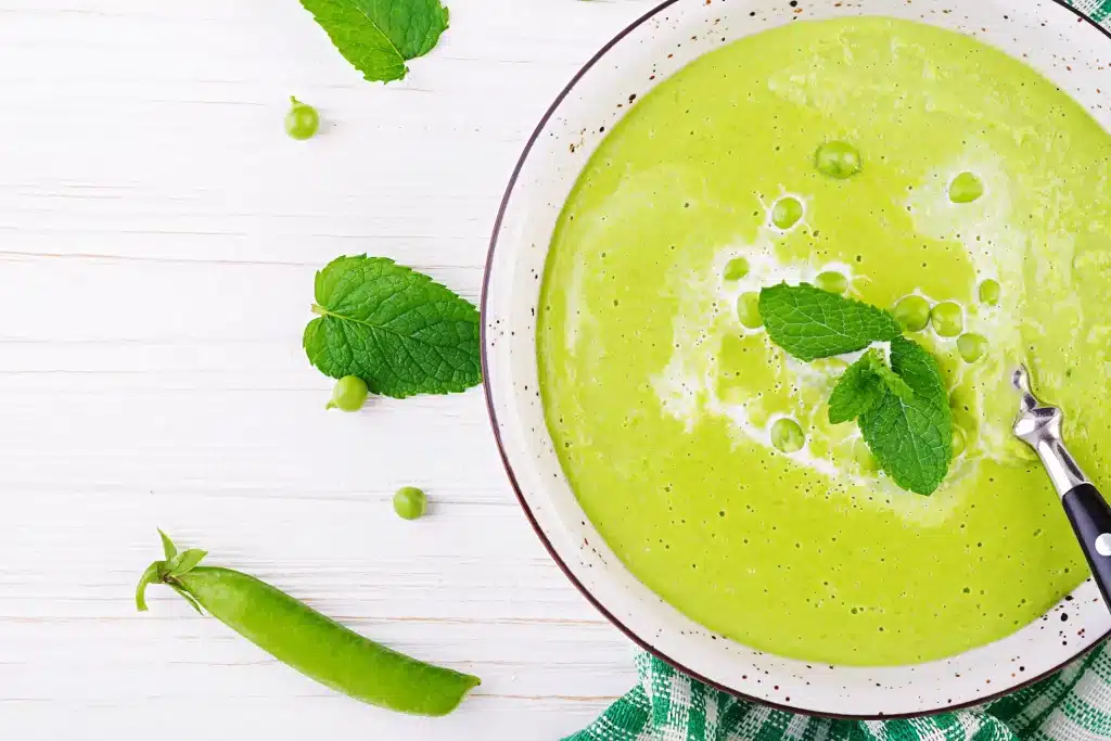 Bol de soupe de petits pois