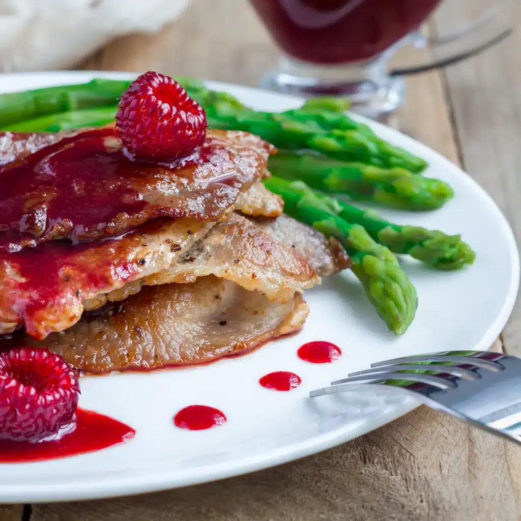 Assiette de suprêmes de volaille au vinaigre de framboises
