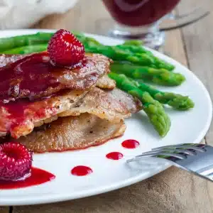 Assiette de suprêmes de volaille au vinaigre de framboises
