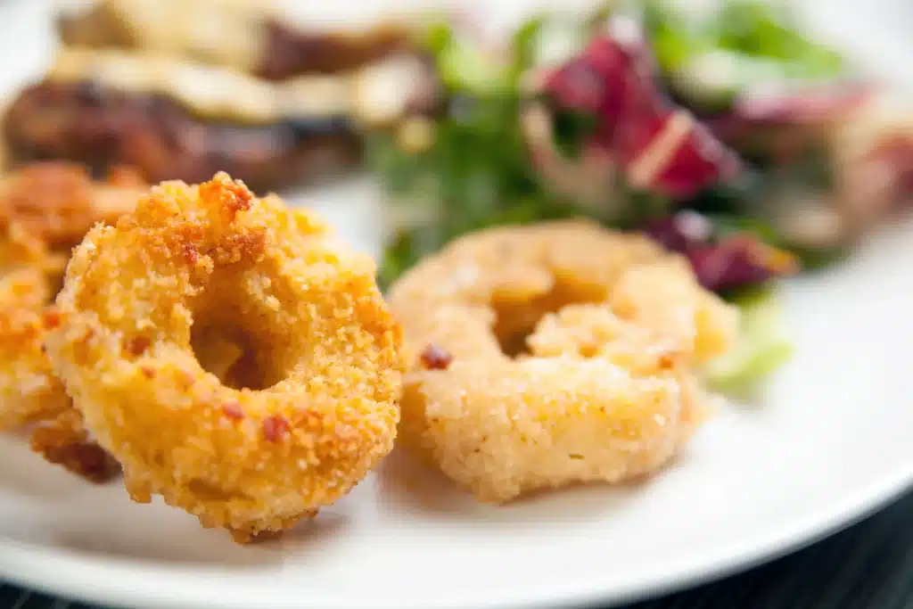 Assiette de calamars panés aux épices cajun