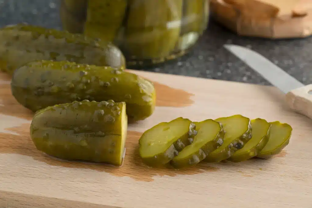 Cornichons coupés en rondelle pour la préparation