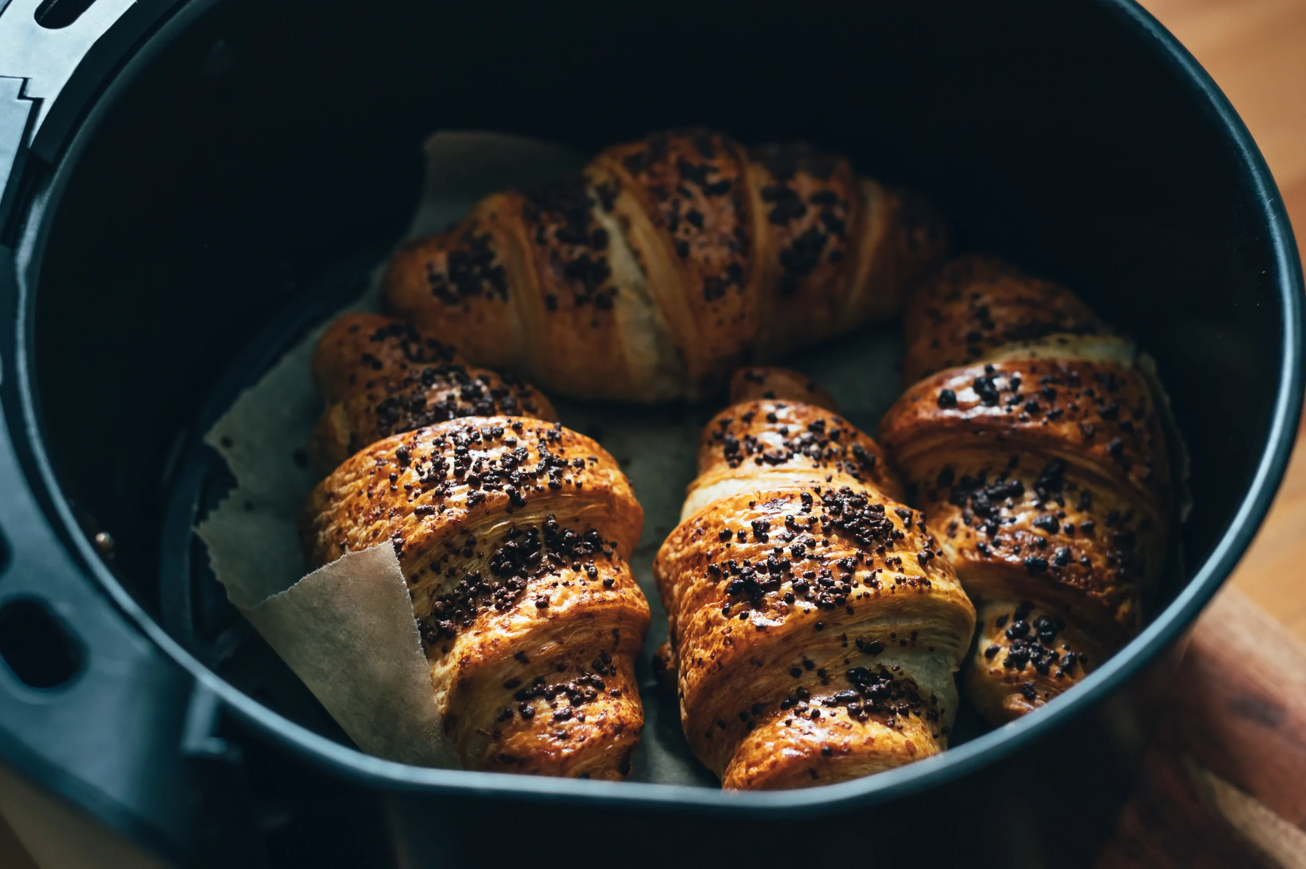 Croissants déposés sur du papier perforé