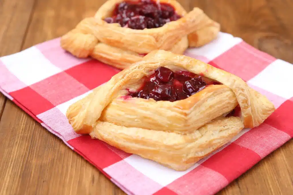 Feuilletés aux cerises et au fromage frais
