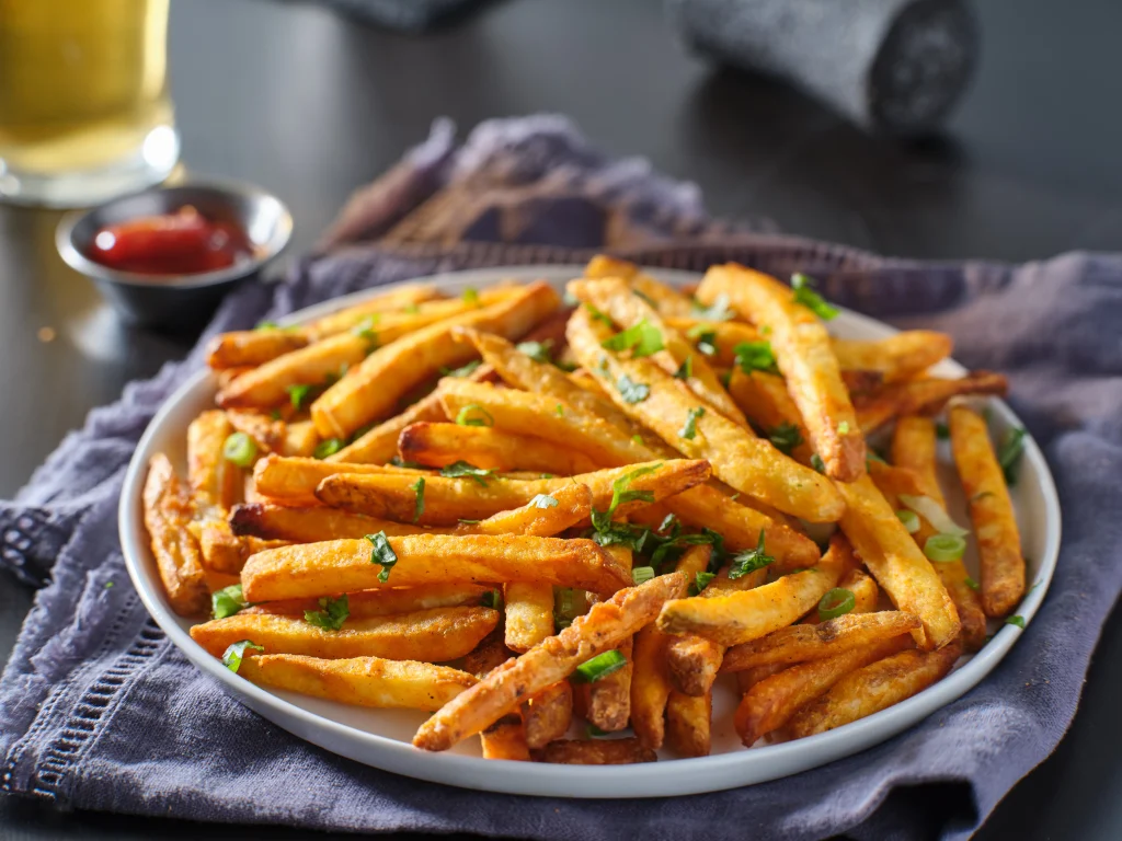 Assiette de frites à l'ail