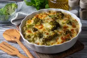 Plateau de gratin de brocolis et fromage