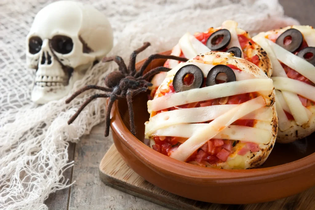 Petite assiette de mini pizza hallowwen en forme de momie