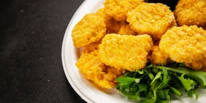 Assiette de nuggets de saumon servis avec une petite salade