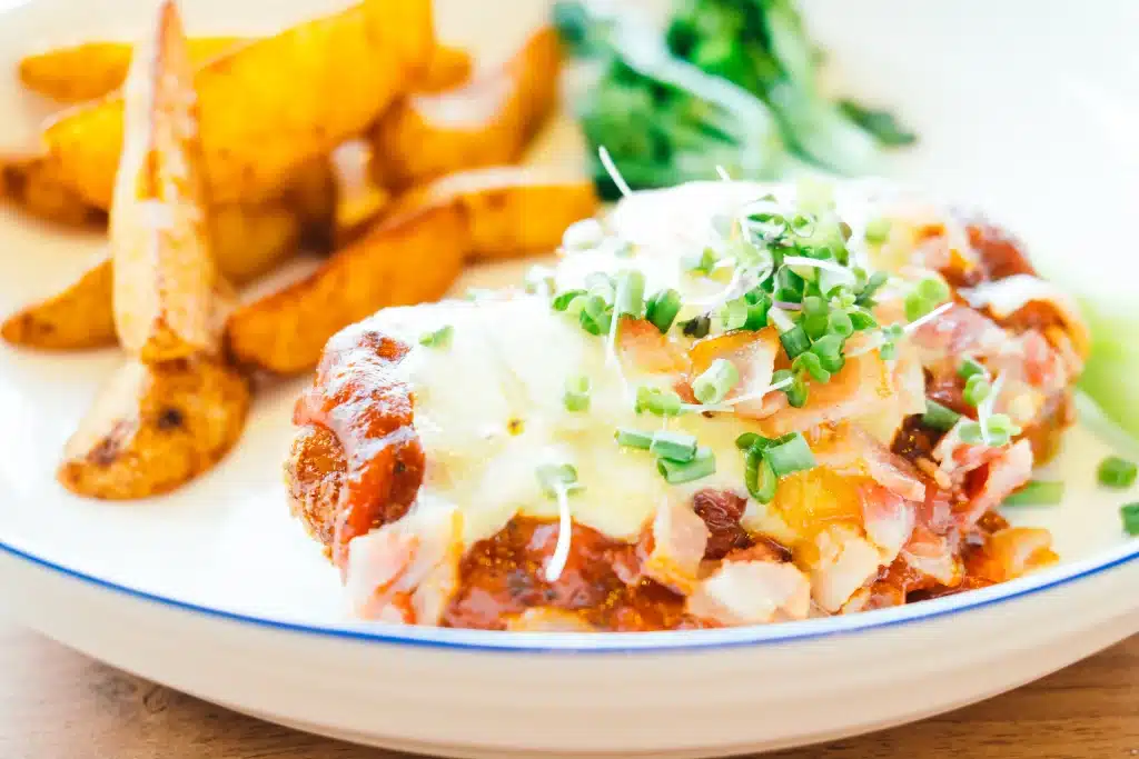 Assiette de poulet Monterrey servi avec des frites
