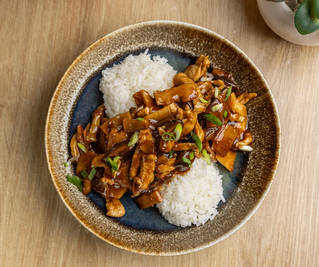 Assiette de poulet à la mongole servi avec du riz
