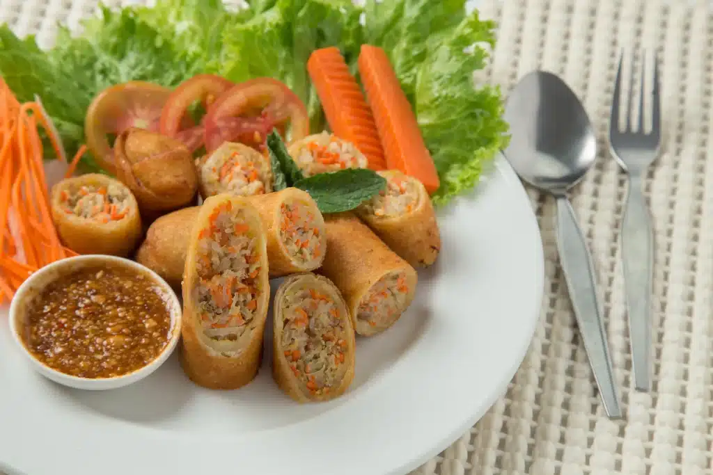 Rouleaux d’œuf végétariens servis avec sa sauce