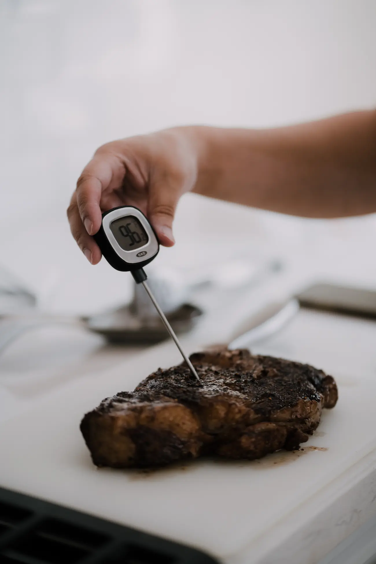 Test de la cuisson de la viande avec un thermomètre de cuisine