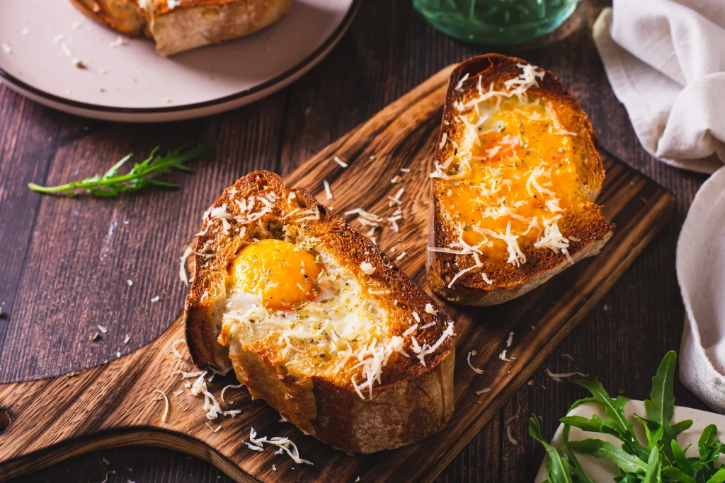 Plateau de toast à l'oeuf et au fromage